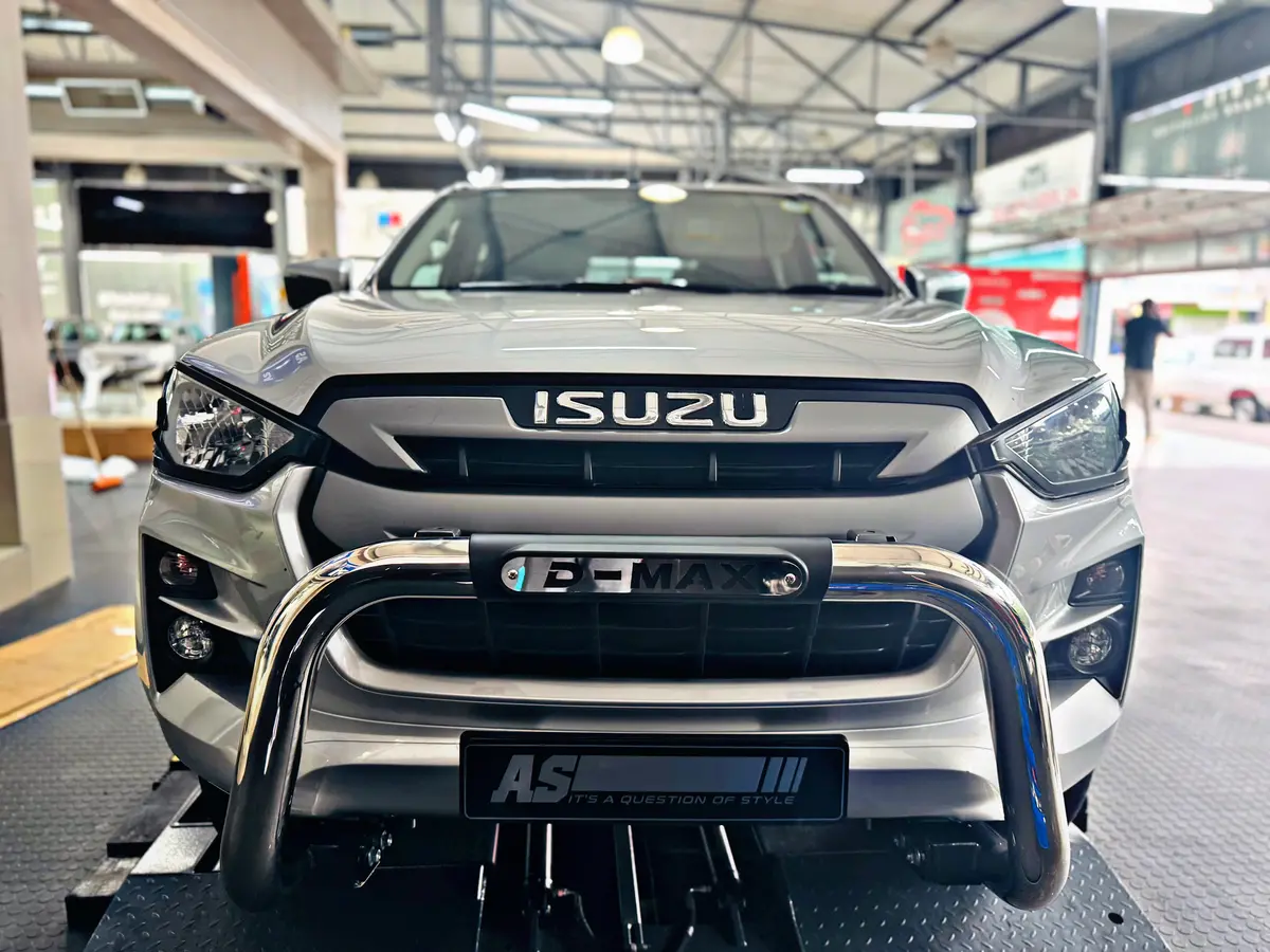 Isuzu D-Max 2021+ Nudge Bar Chrome 1