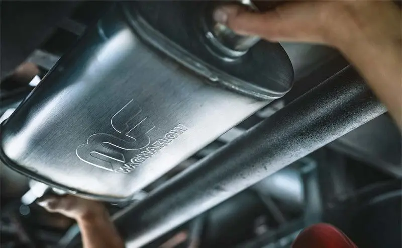 Magnaflow Muffler Red Pack Series Glasspack 3.5In Rd 22In Body Length 2In/2In Inlet/Outlet 2