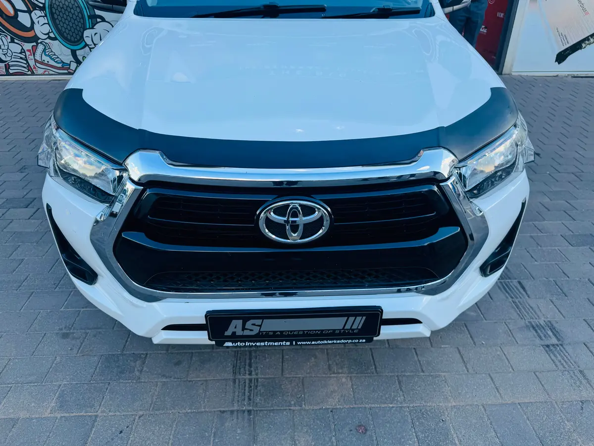 Bonnet Guard Hilux 2021+ Stick On Matt Black 1