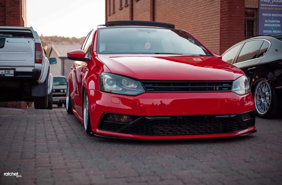 Polo 6 Badge-Less Grill 1
