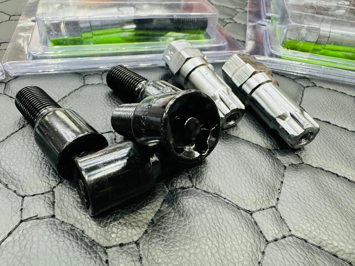 Mem Lock Bolts 14X1.5Mm Black (4+2) 1